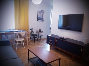 Televízia a/alebo spoločenská miestnosť v ubytovaní Apartament KATE