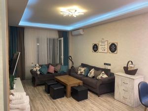 - un salon avec un canapé et une table dans l'établissement Batumi Heaven, à Batoumi