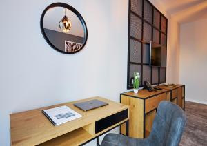 Pokój z biurkiem i lustrem w obiekcie Hotel & Restaurant Barca w Koszycach