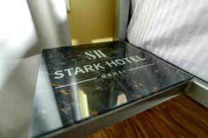 STARK HOTEL的证书、奖牌、标识或其他文件