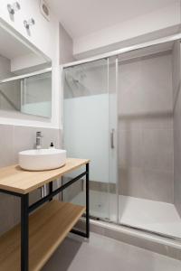 a bathroom with a sink and a shower at Casa M&J GuestHouse in Alicante