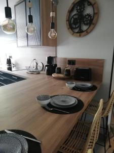 uma cozinha com um balcão de madeira com placas em La casa d'Ernestine em Colmar
