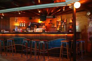 un bar con sgabelli blu in una stanza di Batis Hotel a Livanates