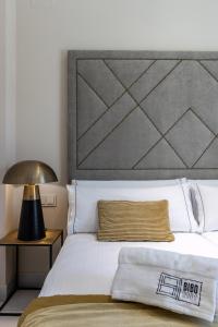 BiBo Suites Real Chancilleria客房内的一张或多张床位