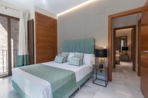 BiBo Suites Real Chancilleria客房内的一张或多张床位