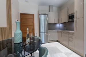 BiBo Suites Real Chancilleria的厨房或小厨房