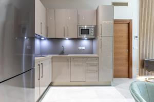 BiBo Suites Real Chancilleria的厨房或小厨房