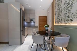 BiBo Suites Real Chancilleria的厨房或小厨房