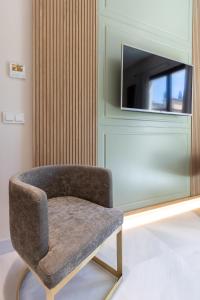 BiBo Suites Real Chancilleria的电视和/或娱乐中心