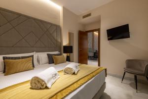 BiBo Suites Real Chancilleria客房内的一张或多张床位