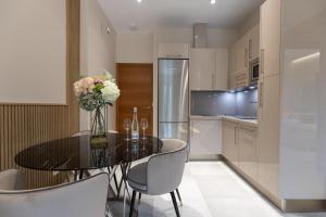 BiBo Suites Real Chancilleria的厨房或小厨房