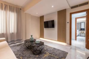 BiBo Suites Real Chancilleria的电视和/或娱乐中心