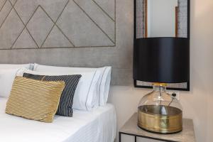 BiBo Suites Real Chancilleria客房内的一张或多张床位