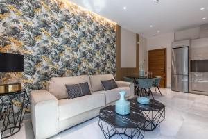 BiBo Suites Real Chancilleria的电视和/或娱乐中心