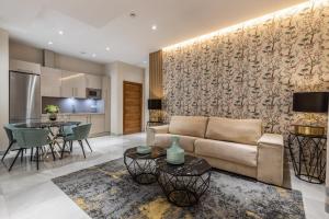 格拉纳达BiBo Suites Real Chancilleria的带沙发和桌子的客厅