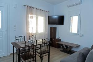 A television and/or entertainment centre at Apartments Kalaitzakis with private pool