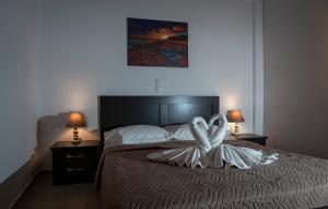 A bed or beds in a room at Apartments Kalaitzakis with private pool Még 37 kép