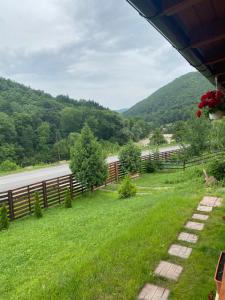 Peisaj natural din apropierea acestei pensiuni
