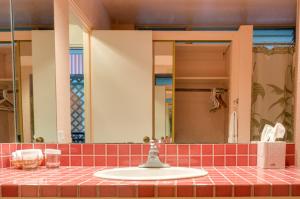 Bathroom sa Kuhio Banyan Hotel (with Kitchenettes)