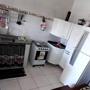Virtuvė arba virtuvėlė apgyvendinimo įstaigoje Ap01-A 50 Metros da Praia Flats Completamente Mobiliados