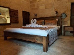 Postel nebo postele na pokoji v ubytování ARMEsos Cave Hotel