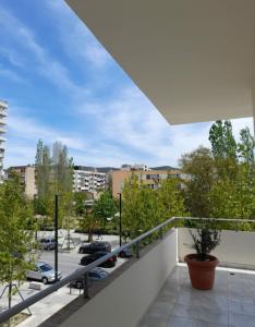een balkon met uitzicht op een parkeerplaats bij Hotel Rossi in Vlorë