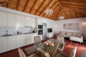 cocina y sala de estar con mesa de cristal en Villas Taburiente, en Los Llanos de Aridane