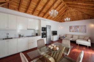 a kitchen and living room with a glass table at Villas Taburiente in Los Llanos de Aridane