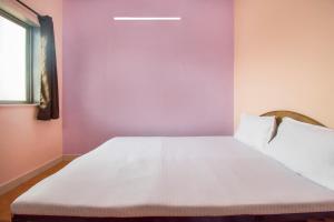 Postel nebo postele na pokoji v ubytování Aasra Lodge