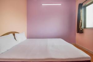 Un pat sau paturi într-o cameră la Aasra Lodge