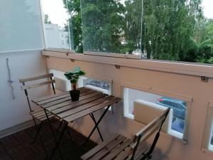 uma mesa e cadeiras num quarto com uma janela em Keskustan kaksio parvekkeella, ilmastoitu. em Savonlinna