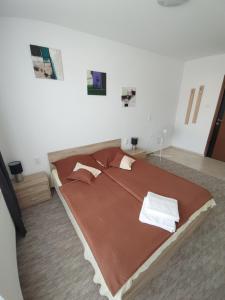 Postel nebo postele na pokoji v ubytování Fiesta Apartman