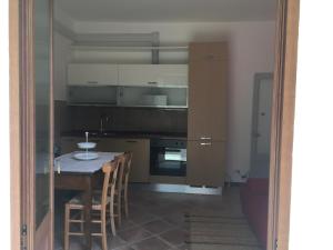 kuchnia ze stołem i krzesłami w obiekcie A casa di Andre’ w mieście Vara Superiore