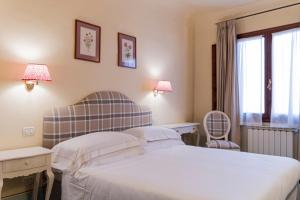 A bed or beds in a room at Casa Uffizi XIII Century Tower House Boutique Hotel