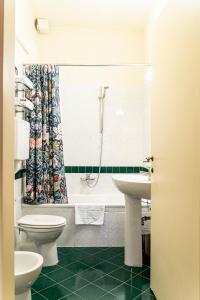 A bathroom at Casa Uffizi XIII Century Tower House Boutique Hotel