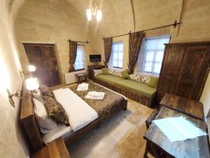 Postel nebo postele na pokoji v ubytování ARMEsos Cave Hotel
