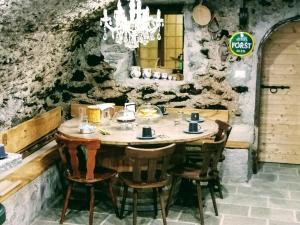 drewniany stół w restauracji z żyrandolem w obiekcie B&B FANCHETTI 1938 w mieście Sondrio