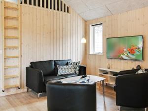 Zona d'estar a 18 person holiday home in Hasselberg