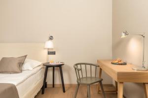 Habitación con cama, mesa y silla en MAIORA Luxury Island Suites en Sali