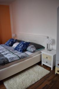 Postel nebo postele na pokoji v ubytování Apartmán Třístovka