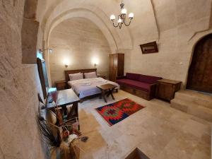 Postel nebo postele na pokoji v ubytování ARMEsos Cave Hotel
