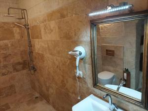 Koupelna v ubytování ARMEsos Cave Hotel