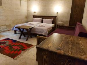 Postel nebo postele na pokoji v ubytování ARMEsos Cave Hotel