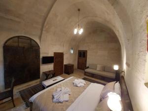 Postel nebo postele na pokoji v ubytování ARMEsos Cave Hotel