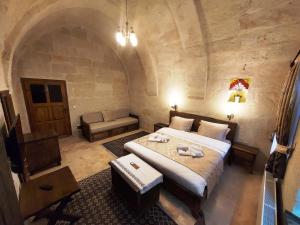 Postel nebo postele na pokoji v ubytování ARMEsos Cave Hotel
