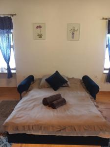 A bed or beds in a room at Kiscsermely Vendégház