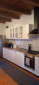 A kitchen or kitchenette at Kiscsermely Vendégház