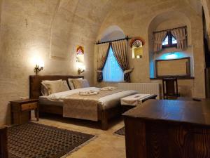 Postel nebo postele na pokoji v ubytování ARMEsos Cave Hotel
