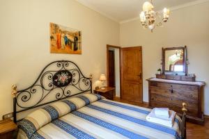 - une chambre avec un lit, une commode et un miroir dans l'établissement Sangi Studio Apartment - with amazing view of the Duomo, à San Gimignano