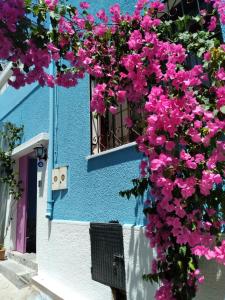 een gebouw met paarse bloemen aan de zijkant bij Casa Magnolia Boutique Rooms in Kuşadası